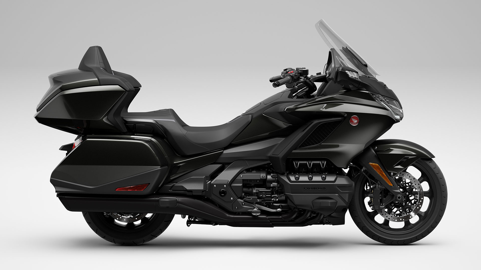  Side-View. 2021 Honda Gold Wing Tour.