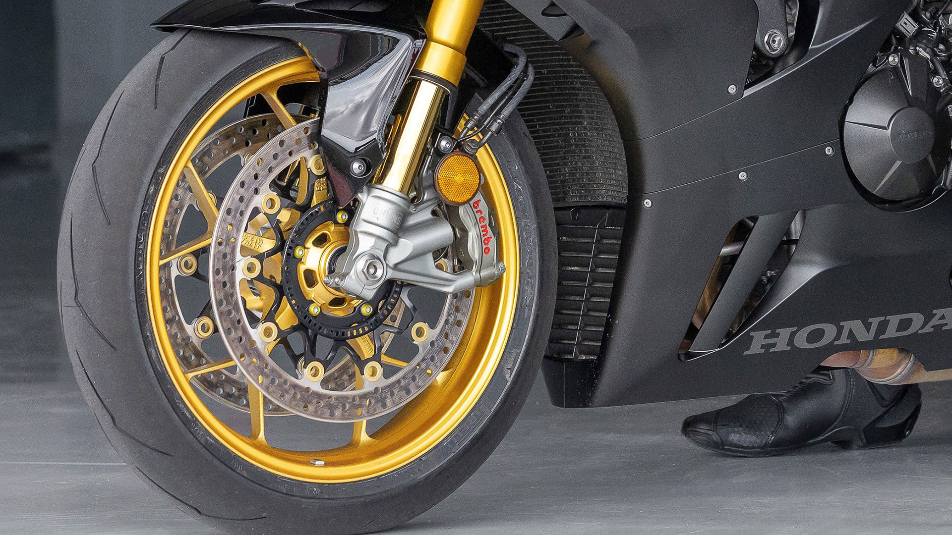 Close-up on brembo brakes on 2023 CRF1000R-R Fireblade SP 