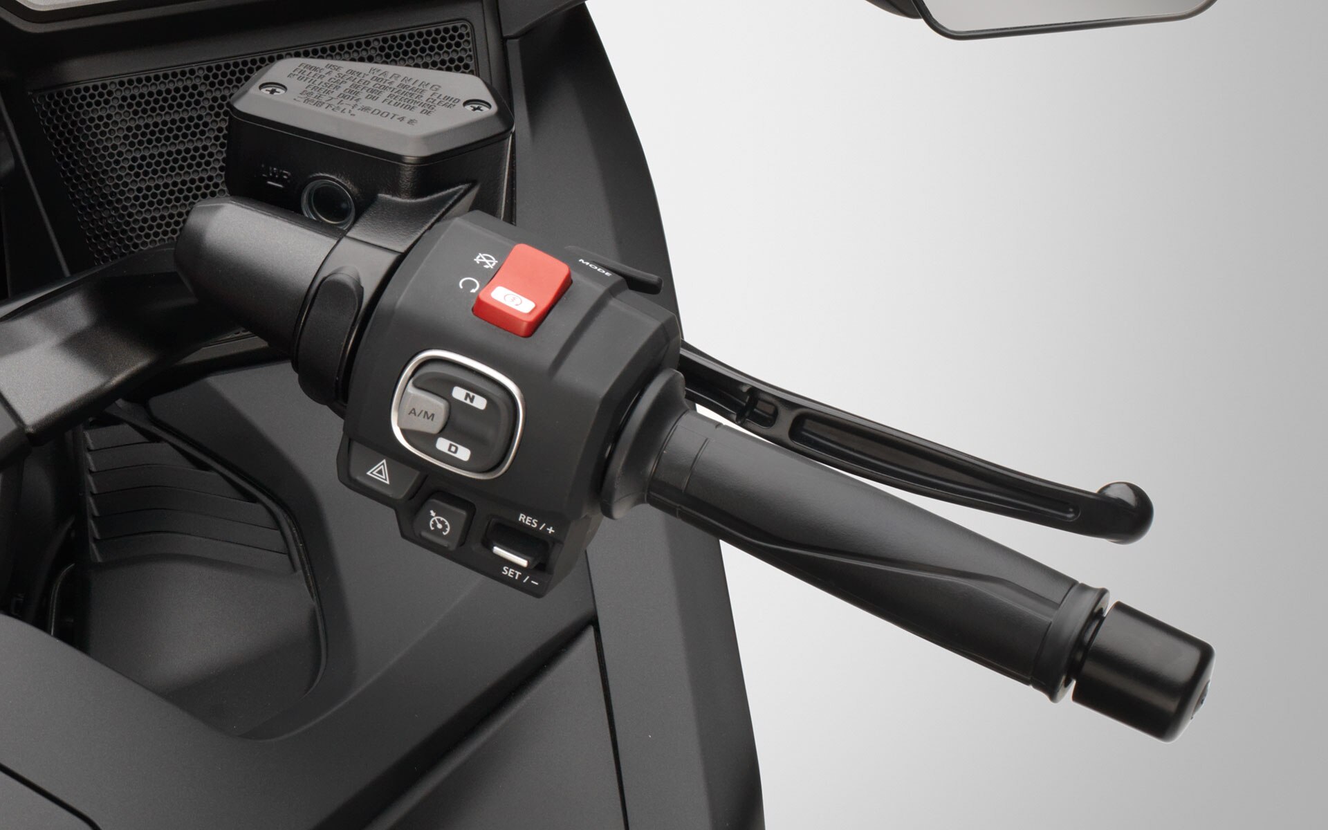 Close-up. Right handlebar controls.