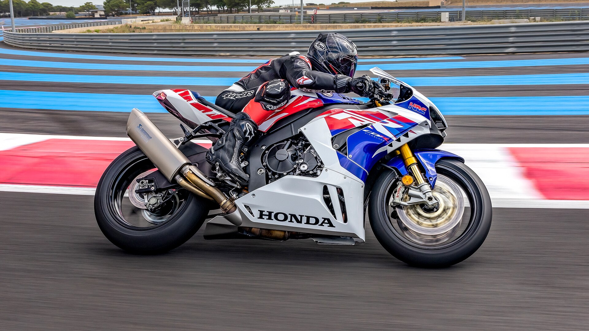 Honda CBR1000RR-R Fireblade SP 2022. Motocycliste sur la piste de course.