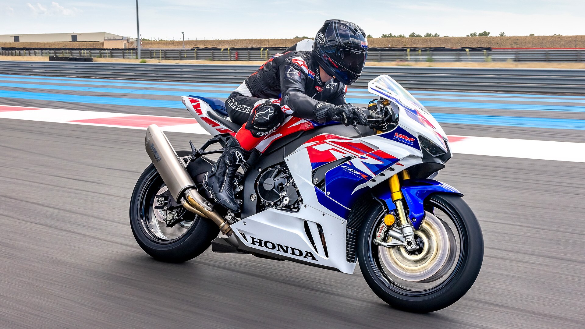 Honda CBR1000RR-R Fireblade SP 2022. Motocycliste sur la piste de course.