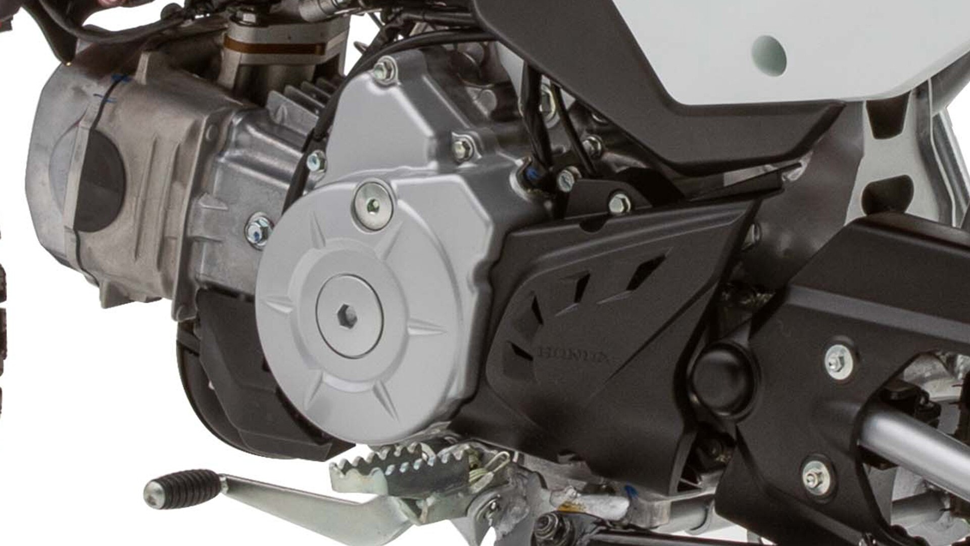 Honda CRF110F 2021. Rapproche. La boîte de vitesses à 4 rapports avec embrayage automatique.